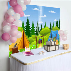 Lofaris Idyllischer Cartoon Campinglandschaft Hintergrund mit Zelten und Lagerfeuer, perfekte Fotokulisse für Outdoor-Abenteuer