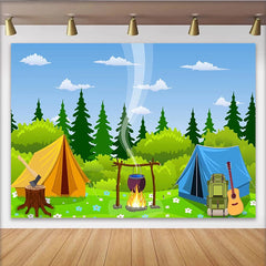 Lofaris Idyllischer Cartoon Campinglandschaft Hintergrund mit Zelten und Lagerfeuer, perfekte Fotokulisse für Outdoor-Abenteuer