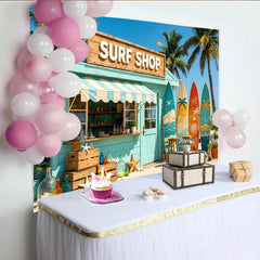 Lofaris Türkisblauer Strand-Surfshop-Hintergrund mit bunten Surfbrettern und Palmen, sommerliche Fotokulisse für tropische Urlaubsfotos