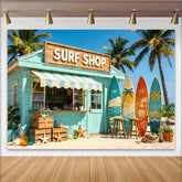 Lofaris Türkisblauer Strand-Surfshop-Hintergrund mit bunten Surfbrettern und Palmen, sommerliche Fotokulisse für tropische Urlaubsfotos