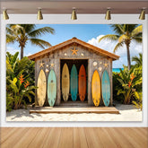 Lofaris Rustikaler Strandhintergrund mit bunten Surfbrettern und Palmen, perfekte Kulisse für Sommerfotoshootings und tropische Dekoration