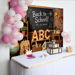 Lofaris Rustikaler Schulanfang Hintergrund mit Tafel und ABC-Lichtern, charmante Fotokulisse für Einschulungsfeier und Fotoshooting