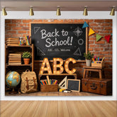 Lofaris Rustikaler Schulanfang Hintergrund mit Tafel und ABC-Lichtern, charmante Fotokulisse für Einschulungsfeier und Fotoshooting