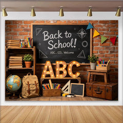Lofaris Rustikaler Schulanfang Hintergrund mit Tafel und ABC-Lichtern, charmante Fotokulisse für Einschulungsfeier und Fotoshooting
