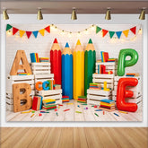 Lofaris Bunter Einschulungshintergrund mit Bleistiften Büchern und Buchstaben für Kinder, fröhliche Schulanfangs-Kulisse für Partydekoration