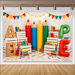 Lofaris Bunter Einschulungshintergrund mit Bleistiften Büchern und Buchstaben für Kinder, fröhliche Schulanfangs-Kulisse für Partydekoration