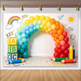 Lofaris Regenbogen Schul-Fotohintergrund mit ABC Blöcken und Buntstiften, spielerische Fotowand für Kindergeburtstag und Lernparty