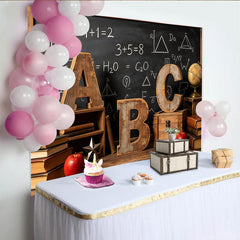 Lofaris Vintage Schulhintergrund mit Tafel und ABC Holzbuchstaben für Einschulung, rustikale Fotokulisse für Lernfotografie