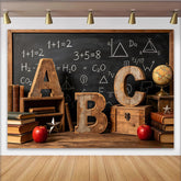 Lofaris Vintage Schulhintergrund mit Tafel und ABC Holzbuchstaben für Einschulung, rustikale Fotokulisse für Lernfotografie