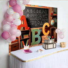 Lofaris Rustikaler Klassenzimmer Hintergrund mit ABC-Buchstaben und Tafel, bunte Schulfotografie Kulisse für Einschulung und Kinderporträts
