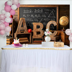 Lofaris Vintage Klassenzimmer-Fotohintergrund mit Tafel und ABC Buchstaben, rustikale Lernkulisse für Schulanfang und professionelle Fotografie