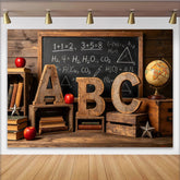 Lofaris Vintage Klassenzimmer-Fotohintergrund mit Tafel und ABC Buchstaben, rustikale Lernkulisse für Schulanfang und professionelle Fotografie