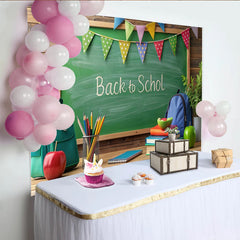 Lofaris Bunter Schulanfangshintergrund mit Tafel und Schulmaterialien für Kinder, ideale Fotokulisse für Einschulungsfeier und Fotoshootings