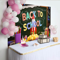 Lofaris Bunter Einschulungshintergrund mit Tafel und Schulmaterialien, fröhliche Fotokulisse für Schulanfang und Lernpartys