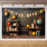 Lofaris Vintage Schulhintergrund mit Büchern und Globen, Kreidetafel und Holzfußboden für Einschulung und Schulanfang