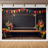 Lofaris Bunter Kreidetafel Hintergrund mit Wimpelkette und frischen Blumen, rustikale Fotokulisse für Schulanfang und Frühlingsfotos