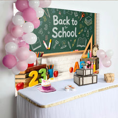 Lofaris Bunter Schulanfang Hintergrund mit Tafel und Schulmaterialien, fröhliche Kulisse für Einschulungsfeier und Klassenzimmer Dekoration
