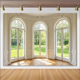 Lofaris Klassischer Fensterblick Hintergrund mit großen Bogenfenstern, helle Fotokulisse für professionelle Porträts