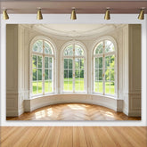 Lofaris Eleganter Zimmerhintergrund mit Bogenfenstern und Gartenblick, stilvolle Fotokulisse für Porträts und professionelle Events