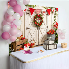 Lofaris Frischer Erdbeer-Hintergrund mit weißer Holztür und Wimpelkette, perfekte Kulisse für Frühlings- und Sommerfotografie