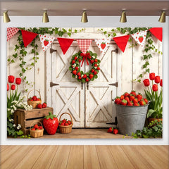 Lofaris Frischer Erdbeer-Hintergrund mit weißer Holztür und Wimpelkette, perfekte Kulisse für Frühlings- und Sommerfotografie