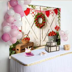 Lofaris Rustikaler Erdbeer-Fotohintergrund mit weißer Holztür und Erdbeerkranz, frühlingshafte Kulisse für Sommerparty und Fotografie