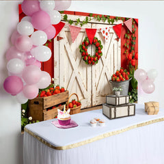 Lofaris Rustikaler Erdbeer-Fotohintergrund rote Scheunentür mit frischen Tulpen, idyllische Kulisse für Frühlings- und Sommerfotoshootings