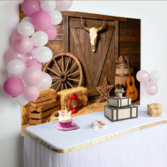 Lofaris Rustikaler Western-Fotohintergrund mit Scheunentor, Stierschädel und Cowboy-Stiefeln, ländliche Kulisse für Fotoshootings und Partys