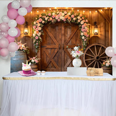 Lofaris Rustikaler Scheunen-Fotohintergrund mit Blumenbogen und Holztüren, ländliche Kulisse für Hochzeitsfotos und Events
