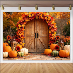 Lofaris Rustikaler Erntedankfesthintergrund mit Holztür, bunten Herbstblättern und Kürbissen, festliche Kulisse für Fotoshooting und Dekoration