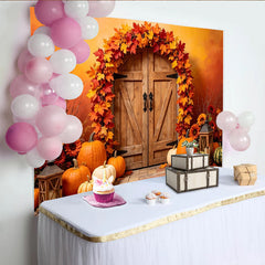 Lofaris Rustikaler Herbstlandschaftshintergrund mit Holztür Ahornblättern und Kürbissen, warme Kulisse für Fotoshooting und Eventdekoration