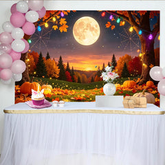 Lofaris Gruseliger Halloween-Hintergrund mit Kürbissen, Spinnennetzen und Vollmond, bunte Lichterketten für festliche Partydekoration