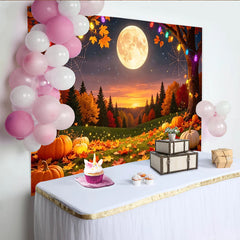 Lofaris Gruseliger Halloween-Hintergrund mit Kürbissen, Spinnennetzen und Vollmond, bunte Lichterketten für festliche Partydekoration
