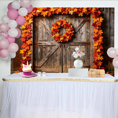 Lofaris Rustikaler Herbsthintergrund mit Ahornblättern und Holztür, gemütliche Kulisse für Herbstparty Dekoration und Fotoshooting