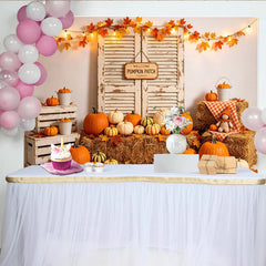 Lofaris Rustikaler Herbst-Kürbisfeld-Hintergrund mit Strohballen und Lichterkette, gemütliche Erntedank-Kulisse für herbstliche Fotoshootings