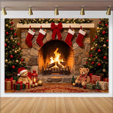 Lofaris Gemütlicher Weihnachts-Hintergrund mit Kamin und geschmückten Bäumen, festliche Fotokulisse für Familienfotos und Winterpartys