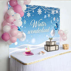 Lofaris Festlicher Winterhintergrund mit blauen und silbernen Kugeln, elegante Kulisse für Winterparty und Fotoshooting