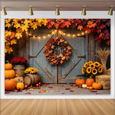 Lofaris Rustikaler Herbsthintergrund mit Holztür, Kürbissen und Herbstkranz, bunte Blätter und Lichterkette, Fotokulisse für Erntedankfest