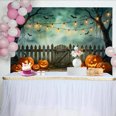 Lofaris Gruseliger Halloweenhintergrund mit leuchtenden Kürbissen und Fledermäusen, Holzzaun und Lichterkette für stimmungsvolle Partys