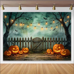 Lofaris Gruseliger Halloweenhintergrund mit leuchtenden Kürbissen und Fledermäusen, Holzzaun und Lichterkette für stimmungsvolle Partys