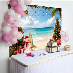 Lofaris Weihnachtsstrandhintergrund mit Palmen und Schneemann, festliche Kulisse für Winterurlaub und Fotoshooting