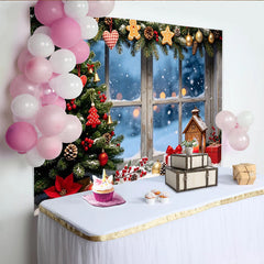 Lofaris Gemütlicher Weihnachtshintergrund mit geschmücktem Baum und verschneitem Fenster, festliche Kulisse für Winterfotoshootings