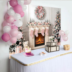 Lofaris Rosa Weißer Weihnachtshintergrund mit Kamin, Bäumen und Geschenken, elegante Kulisse für festliche Winterfotografie