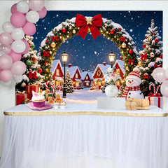 Lofaris Schneebedeckter Weihnachtsdorf Hintergrund mit Tannenbäumen und Schneemann, festliche Kulisse für Winterparty Dekoration