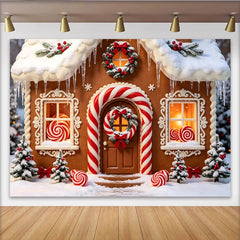 Lofaris Festlicher Weihnachts-Lebkuchenhaus Hintergrund mit Schnee und Zuckerstangen, winterliche Kulisse für Feiertagsfotografie