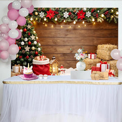 Lofaris Festlicher Weihnachtsbaum mit Geschenken und Girlande Weihnachtshintergrund, rustikale Holzwand Kulisse für winterliche Partydekoration