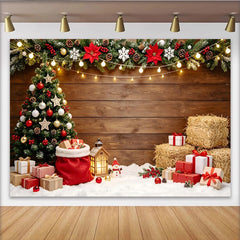 Lofaris Festlicher Weihnachtsbaum mit Geschenken und Girlande Weihnachtshintergrund, rustikale Holzwand Kulisse für winterliche Partydekoration