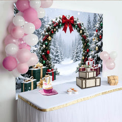 Lofaris Verschneiter Weihnachts-Hintergrund mit festlichem Bogen und Geschenken, winterliche Fotokulisse für stimmungsvolle Familienfotos