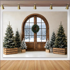 Lofaris Verschneiter Weihnachtsbaum Hintergrund mit rustikaler Holztür und Kranz, gemütliche Winterkulisse für festliche Fotoshootings