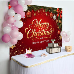 Lofaris Roter Weihnachts- und Neujahrshintergrund mit goldener Schrift und Tannenzweigen, funkelnde festliche Kulisse für Partydekoration